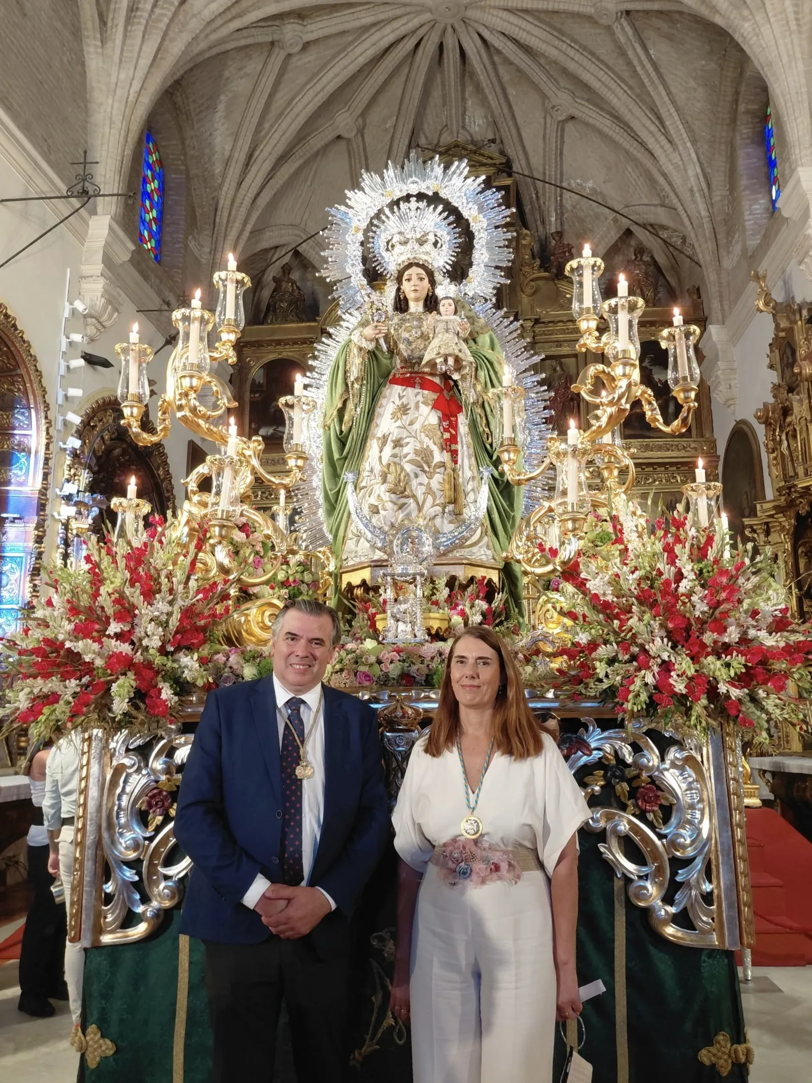 La enfermería ceutí recibe un emotivo homenaje en la procesión de la Esperanza Divina Enfermera de Sevilla