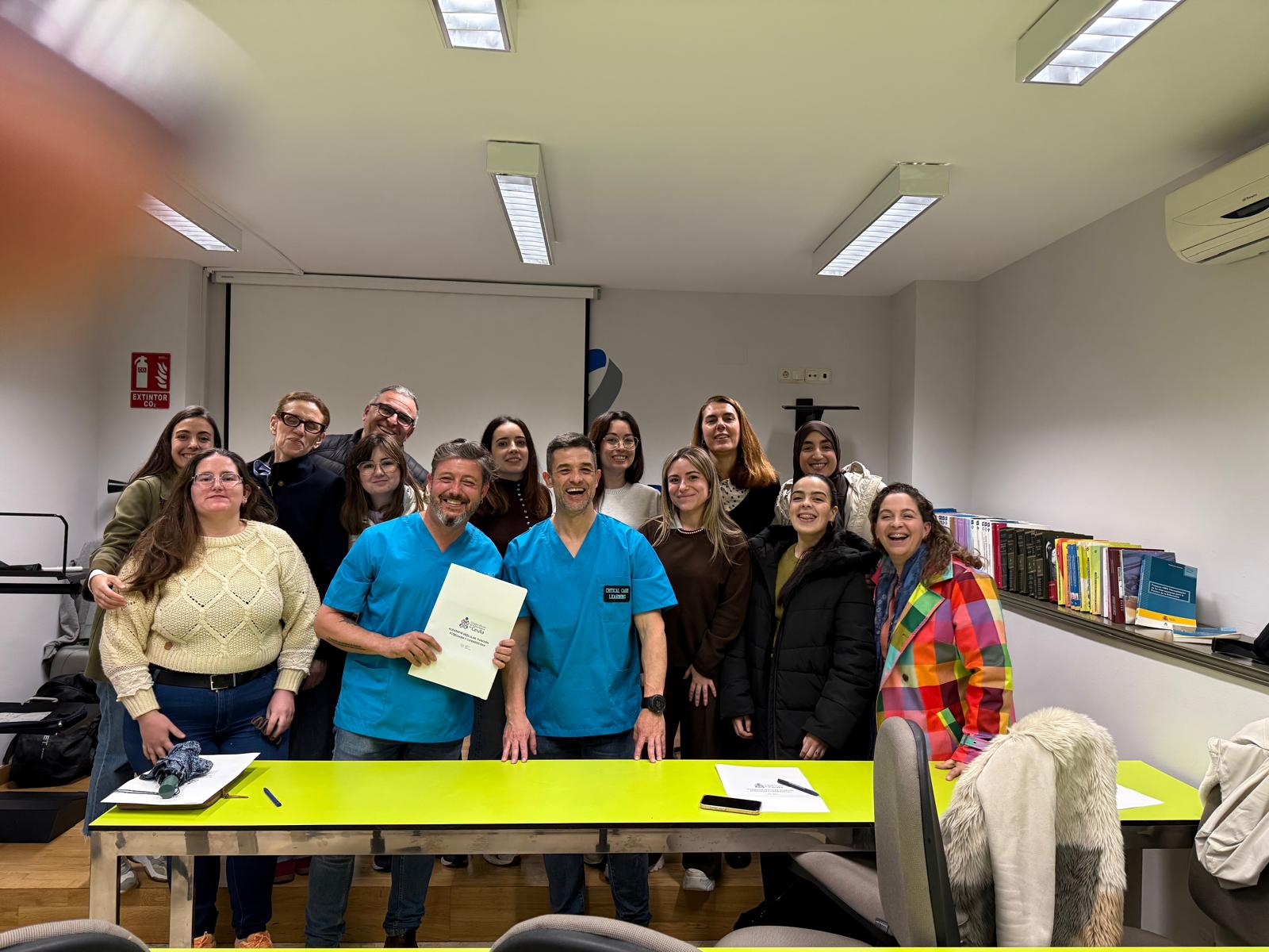 CURSO ECOGRAFIA VASCULAR, PUNCIÓN ECOGUIADA Y CUIDADOS DAV ACREDITADA CON 9,7 CREDITOS CFC POR LA EVES El Colegio Oficial de Enfermería de Ceuta impulsa la formación en técnicas innovadoras con un curso de ecografía clínica y acceso venoso