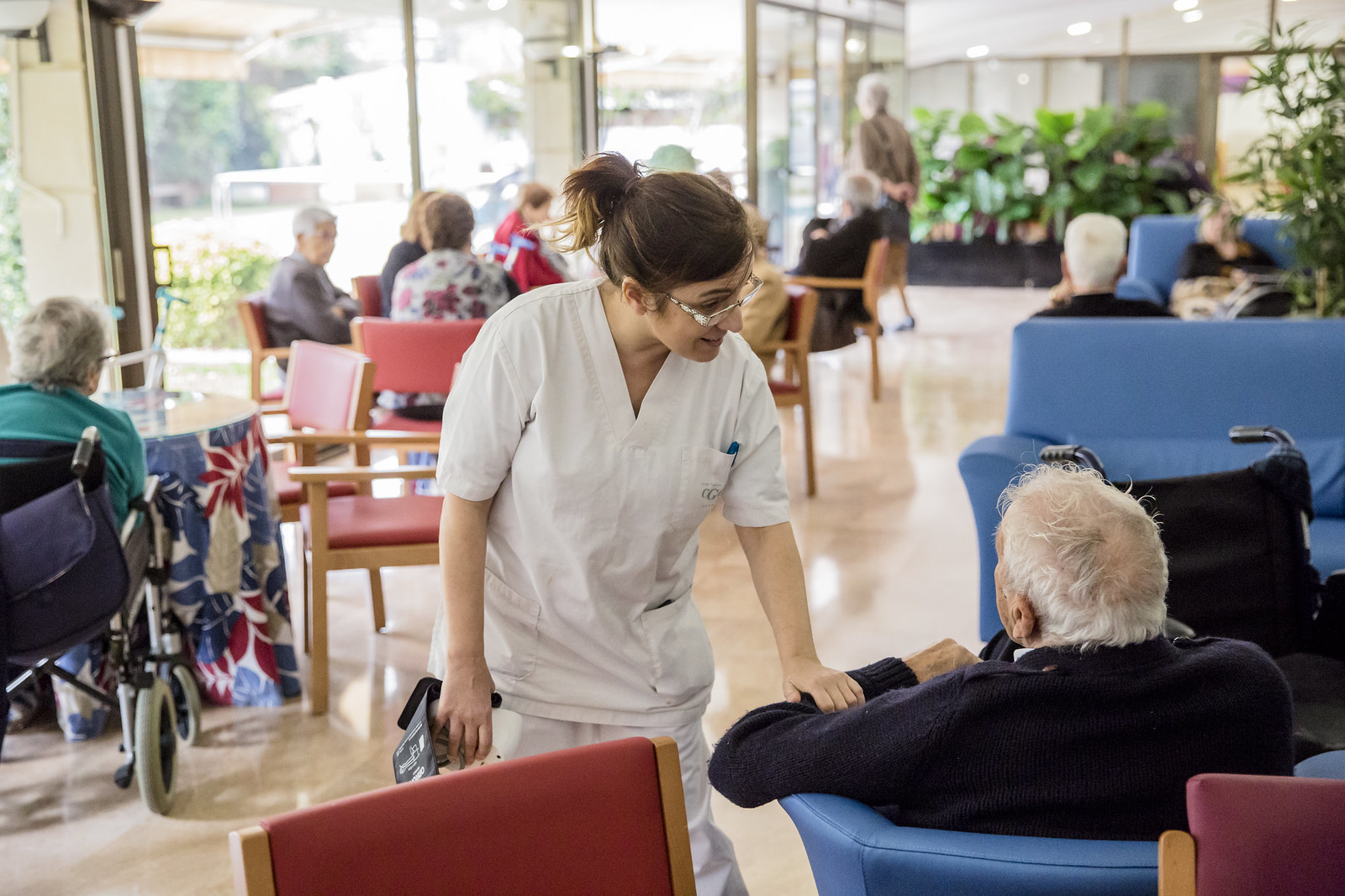 La edad, la fragilidad y las enfermedades crónicas son los factores que más afectan al bienestar de los mayores en residencias