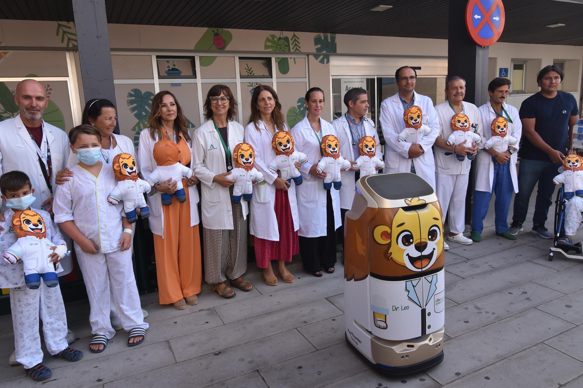 El Hospital Reina Sofía de Córdoba presenta a Leo, el robot destinado a reducir la inquietud de los pacientes pediátricos
